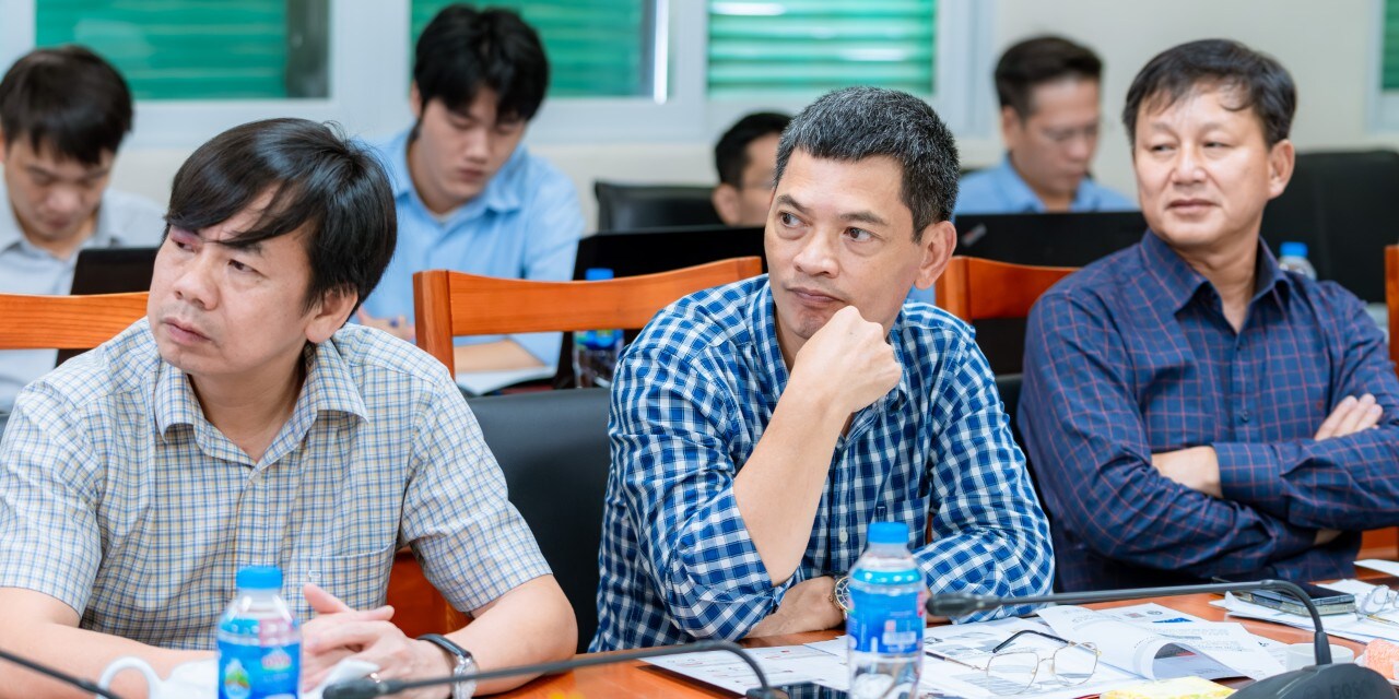 Các đại biểu đang lắng nghe trình bày tham luận của IBST