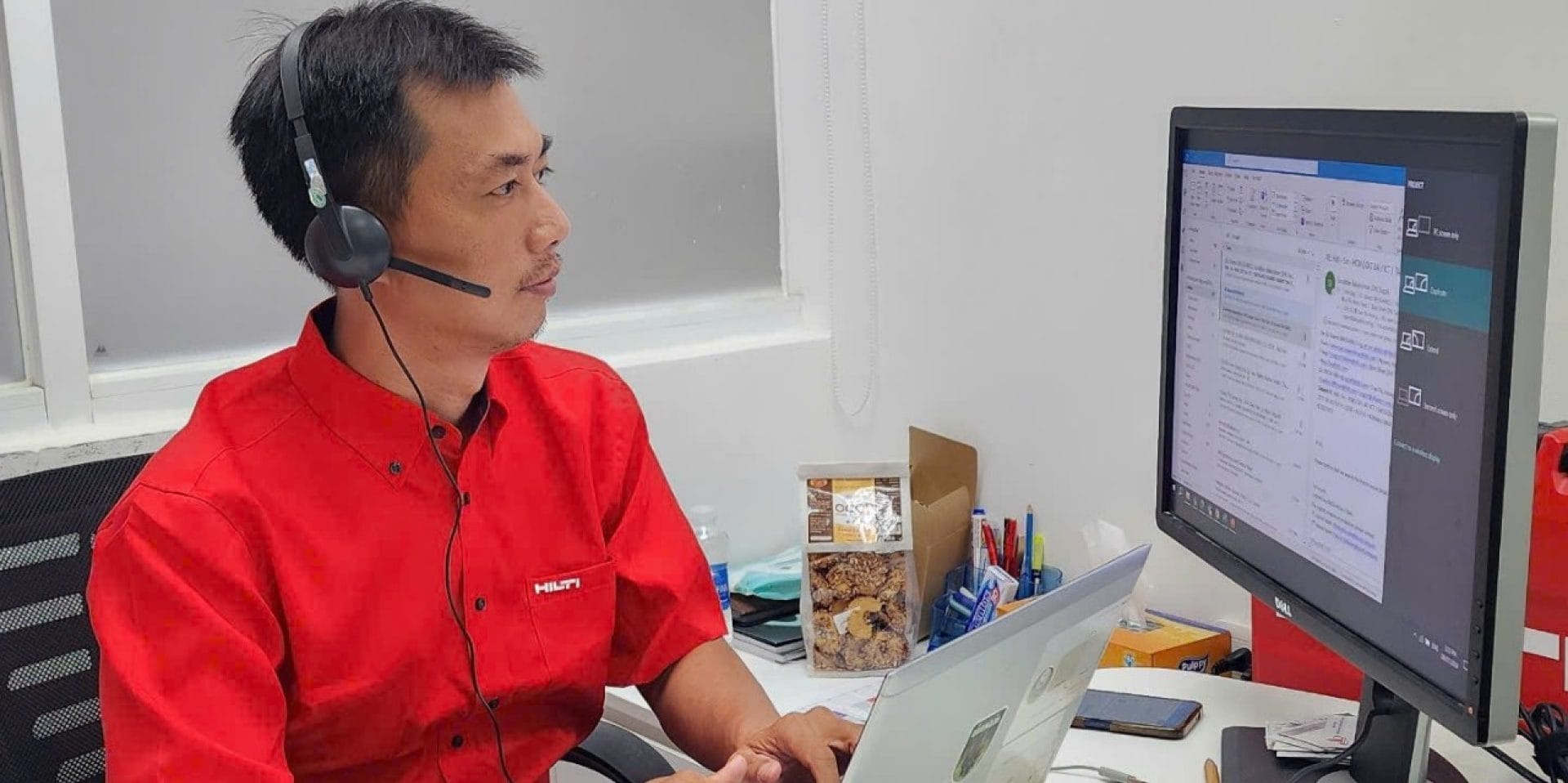 Bộ phận CSKH đang xử lý đơn nhận từ Hilti Online