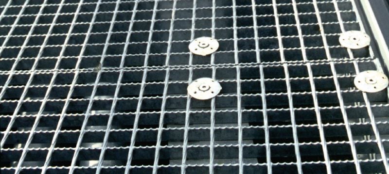 Đĩa lắp sàn grating X-FCM-R (thép không gỉ) Đĩa lắp sàn grating bằng thép không gỉ dùng với đinh tán đầu ren để gắn các tấm grating lát sàn trong môi trường có độ ăn mòn cao Các ứng dụng 1