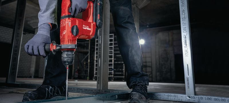 TE 4-22 Cordless rotary hammer Compact SDS Plus cordless rotary hammer with our best performance-to-weight ratio for overhead drilling (Nuron battery platform) Các ứng dụng 1