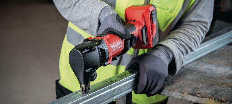 SPN 6-A22 Cordless nibbler Agile and versatile cordless nibbler for freeform cuts in virtually any corrugated and trapezoidal metal sheeting, as well as C, L and U profiles up to 2.0 mm (14 Gauge) thickness Các ứng dụng 1