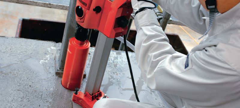 Máy khoan rút lõi DD 120 Máy khoan rút lõi kim cương cực nhỏ gọn, nhẹ và di động dùng để khoan rút lõi bê tông với chân đế máy ở đường kính 16-162 mm (5/8 - 6-3/8) Các ứng dụng 1