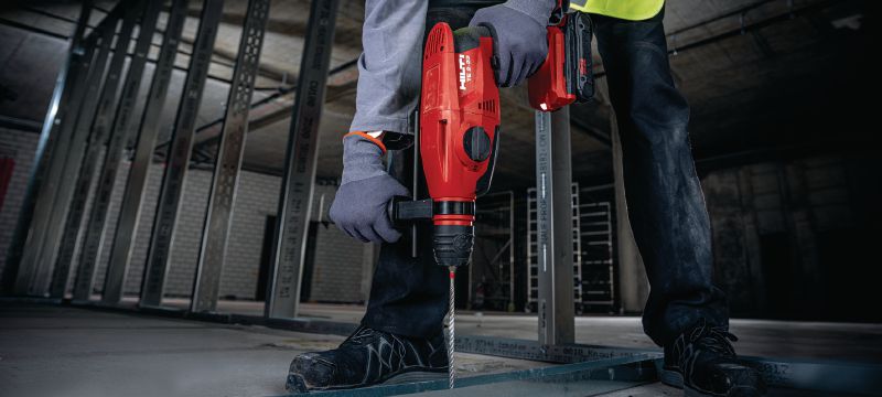 TE 2-22 Cordless rotary hammer Compact and light weight SDS Plus cordless rotary hammer with pistol grip for best maneuverability when drilling overhead (Nuron battery platform) Các ứng dụng 1